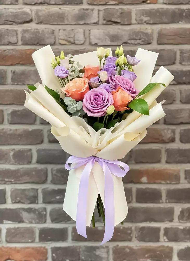 Букет цветов из: Лизиантусы и Розы в Ташла