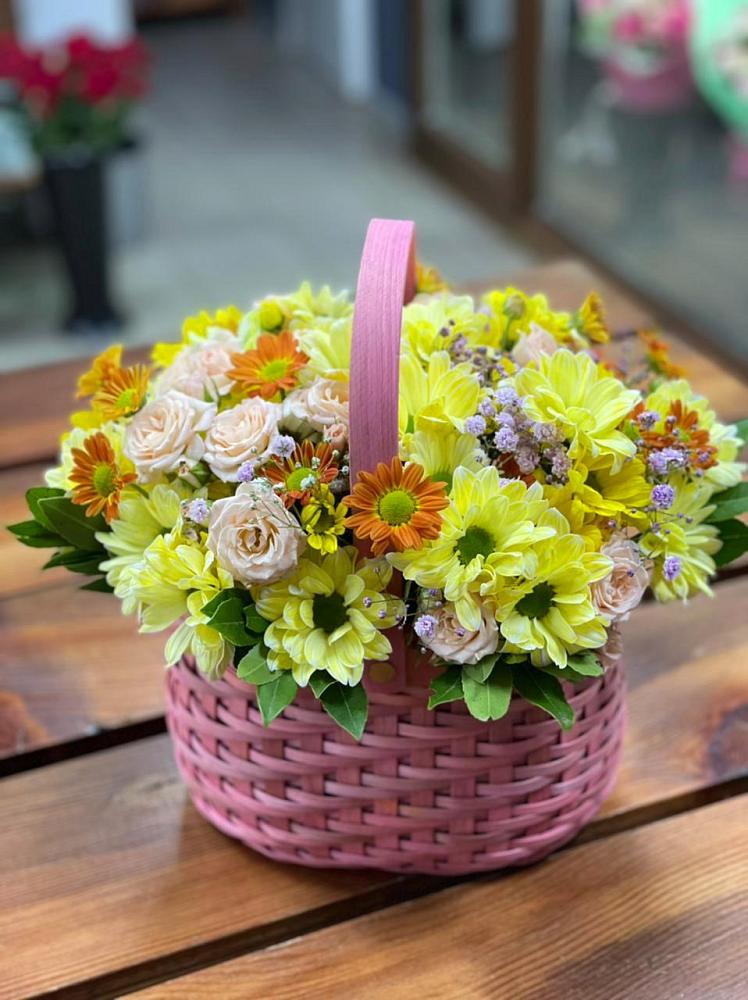 Цветочная композиция из Хризантемы и Розы в корзине в Ташла