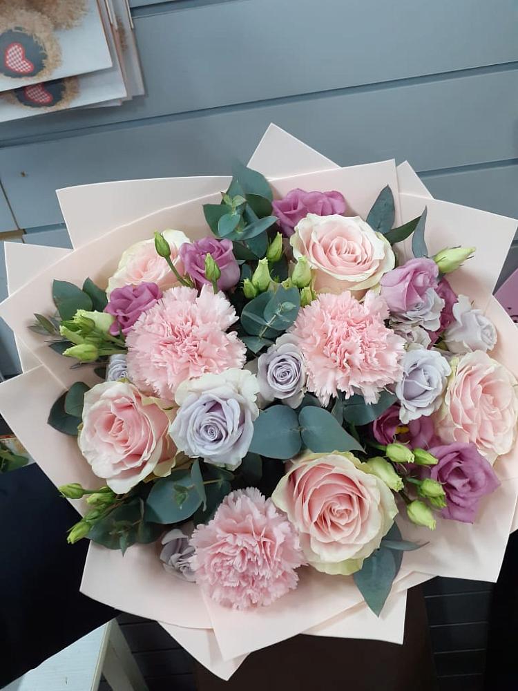 Букет цветов из: Розы, Гвоздики и Лизиантусы в Ташла